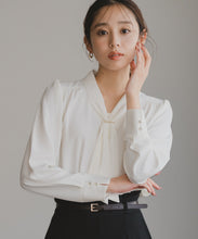画像をギャラリービューアに読み込む, 【WEB限定予約販売/10月上旬発売予定】バー付きタイブラウス/MM548105
