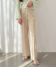 画像をギャラリービューアに読み込む, 【再入荷】【WEB限定アイテム】フレアカットタックパンツ/MM557304
