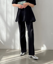 画像をギャラリービューアに読み込む, 【再入荷】【WEB限定アイテム】フレアカットタックパンツ/MM557304
