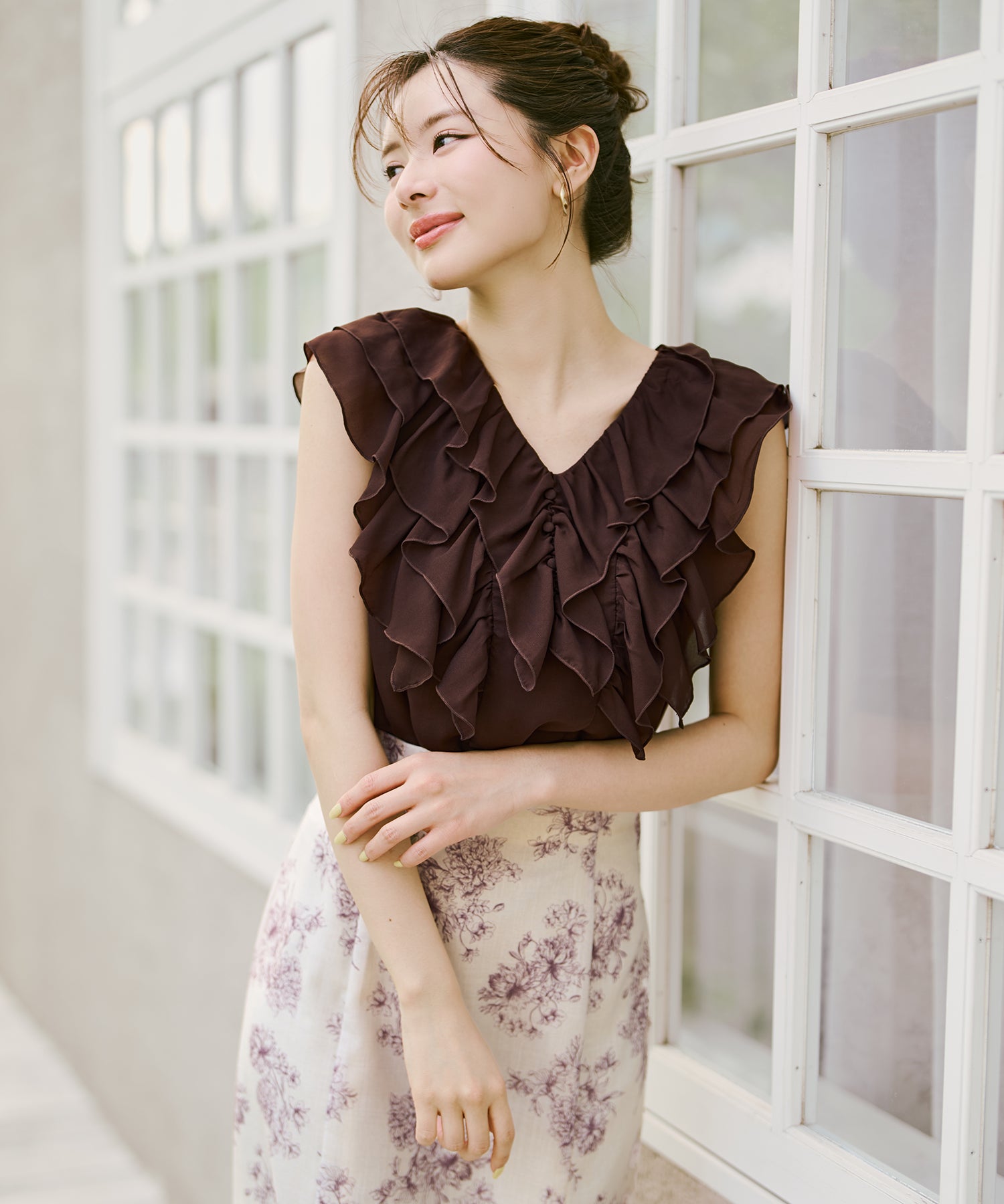 パウダーシフォンラッフルバックリボンブラウス/MM628110 – MISCH